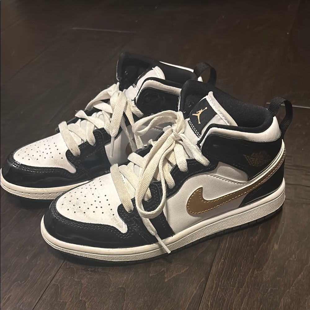 Boys Jordan sneakers size 2